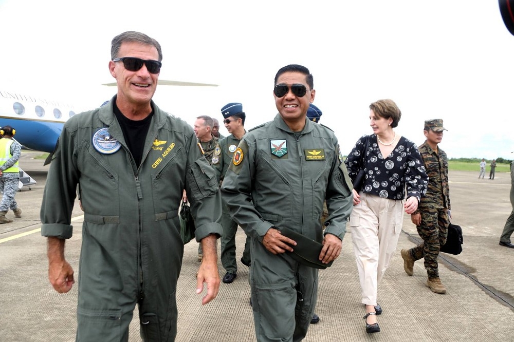 美軍印太司令部司令阿基里諾（左）以及菲律賓參謀總長布勞納，13日前往卡米洛奧西亞斯海軍基地等地視察。（取自菲律賓武裝部隊X平台）