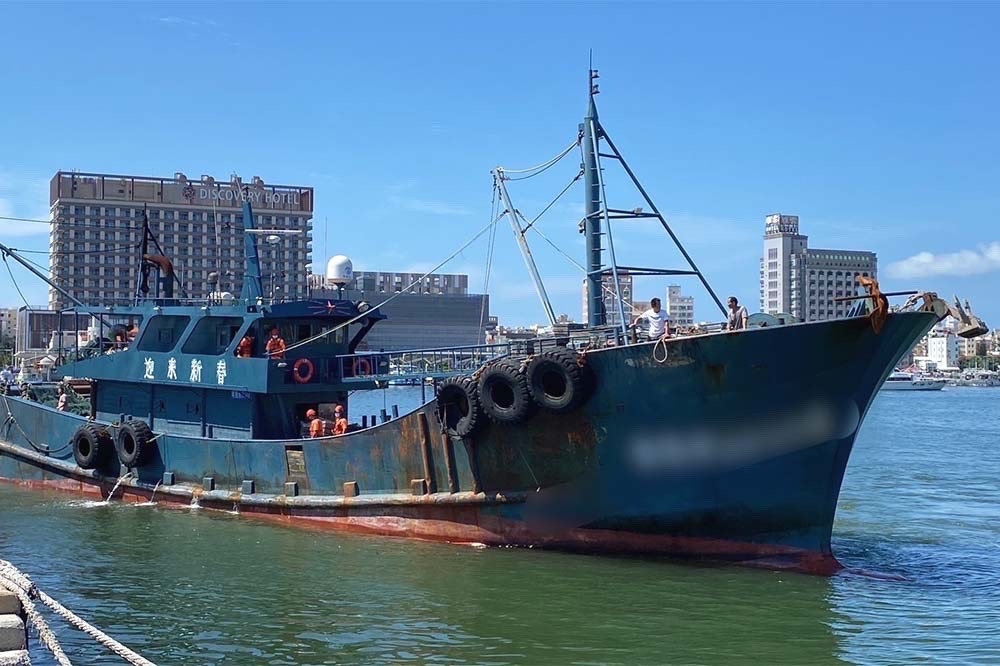 澎湖海巡隊今天在我國限制水域發現中國籍漁船，經查後將船上9人及漁船押返留置調查。（翻攝畫面）