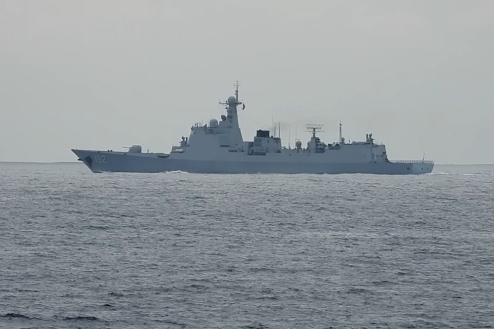 國軍嚴密掌握臺海周邊海空動態。圖為為海軍1103鄭和軍艦近日監控共軍152濟南艦。（國防部提供）
