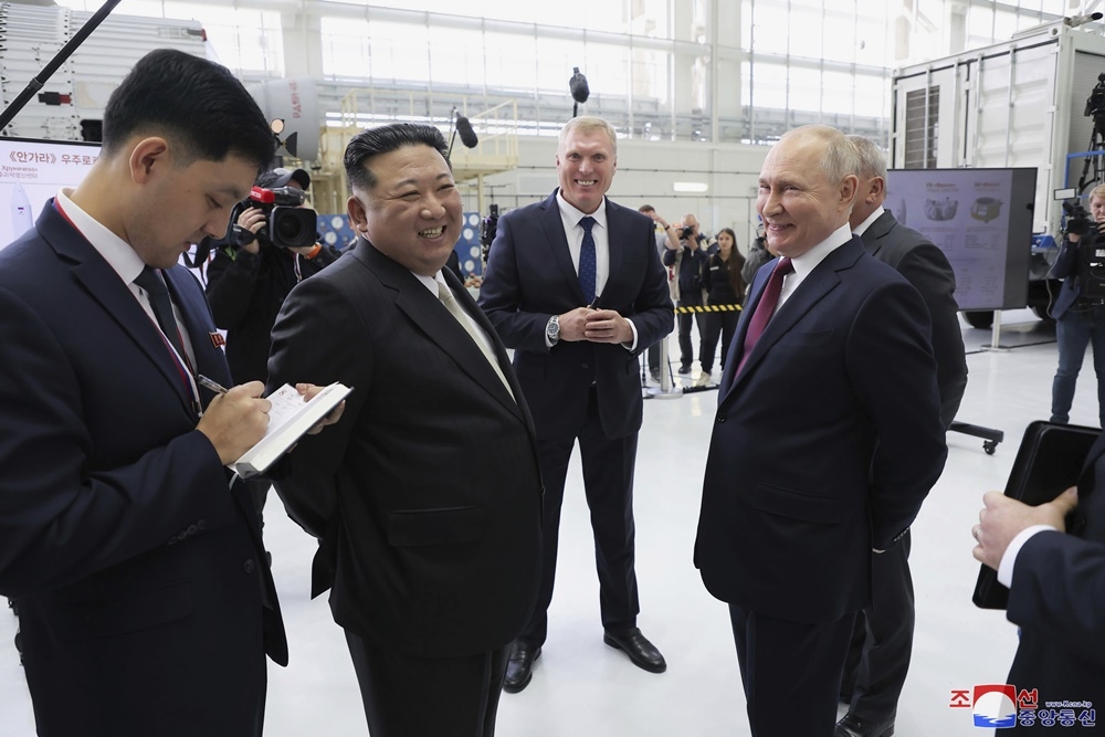 普丁（右1）在金正恩（左2）參訪太空設施期間，邀他坐進俄國總統座車體驗。（美聯社）