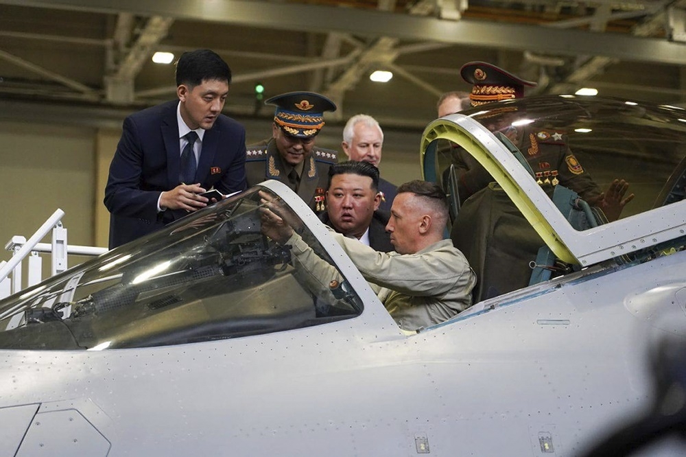 金正恩（右二）15日參觀俄國戰機工廠。（美聯社）