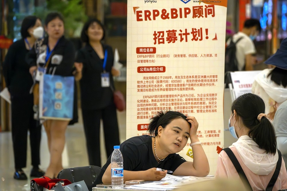 中國公布8月份經濟數據，雖宣稱青年失業率已獲改善，但仍未提供統計資料。（資料照片／美聯社）