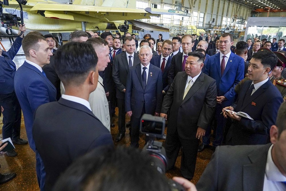 金正恩15日參訪俄國戰機生產線，凸顯北韓與俄國關係正迅速升溫。（美聯社）