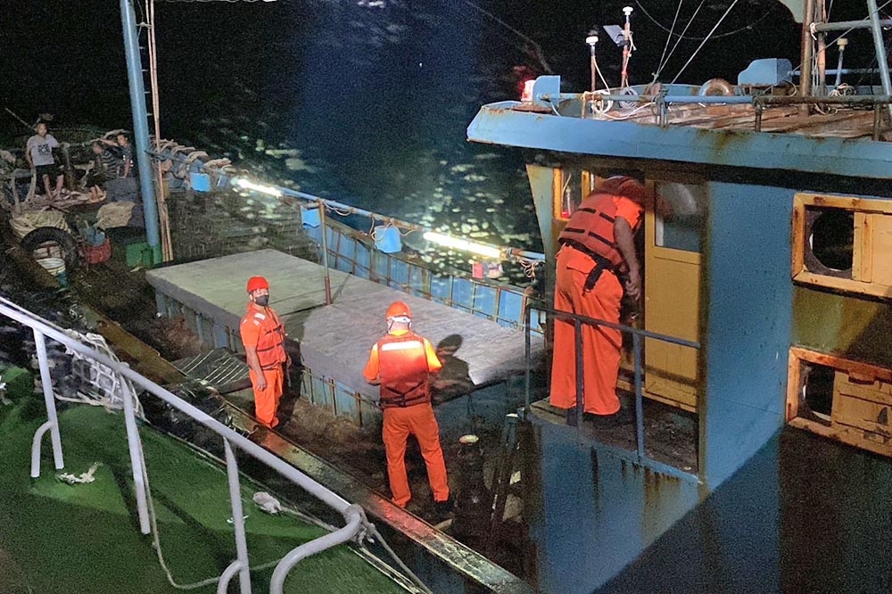 海巡人員在澎湖外海發現一艘中國籍漁船違法進入台灣海域，連人帶船押回澎湖調查。（翻攝畫面）