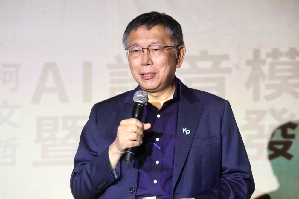 柯文哲今晚舉辦AI競選歌曲發表記者會，被媒體問及陳吉仲被慰留一事，柯文哲直言「民進黨放手吧！總要有人為此這件事情負責」。（王侑聖攝）