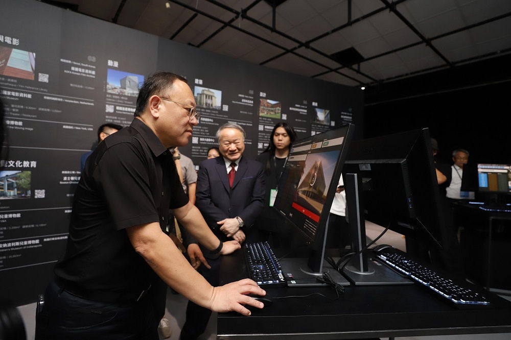 文化部長史哲（左）參觀2023臺灣文博會空總展區「打開空總 X AI多重未來」，展覽運用AI演算，結合科技藝術，生成空總未來可能的樣貌與影像，啟發觀者的想像。(文化部提供)