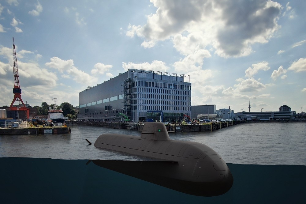 TKMS公布的Type 212CD柴油攻擊潛艦駛出船廠畫面，同時強調該公司先期的擴大船廠投資計劃。（取自TKMS）