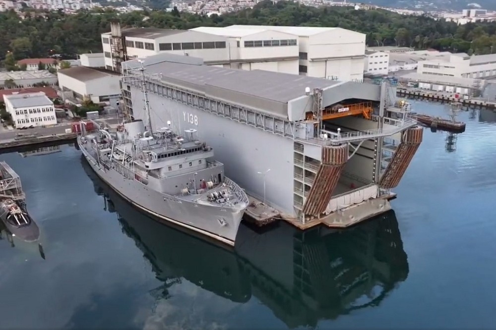 土耳其海軍最新服役的3000噸級浮動船塢，進行首次載運潛艦任務。（截自影片）