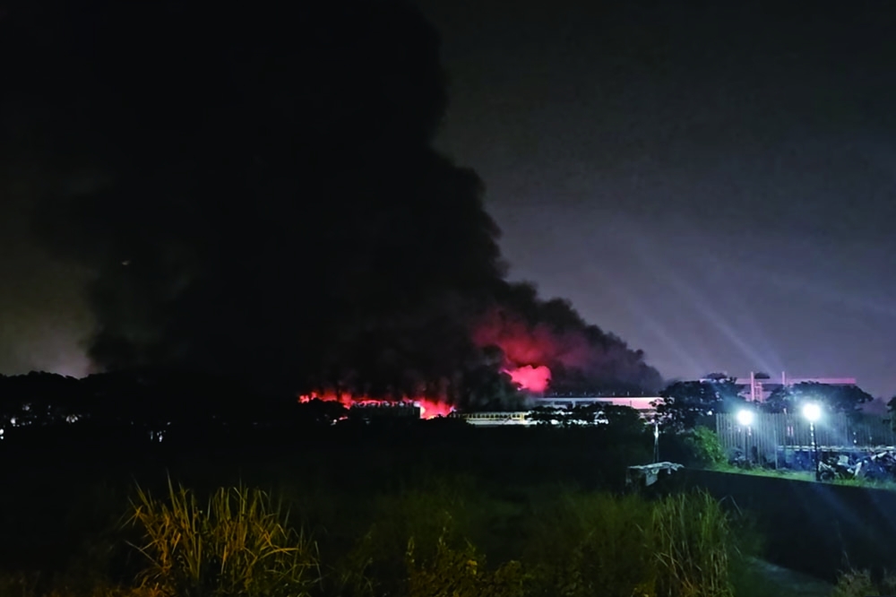 明揚國際的工廠昨天傍晚發生爆炸，董事長劉安皓深夜趕到現場了解狀況。（取自爆廢公社）