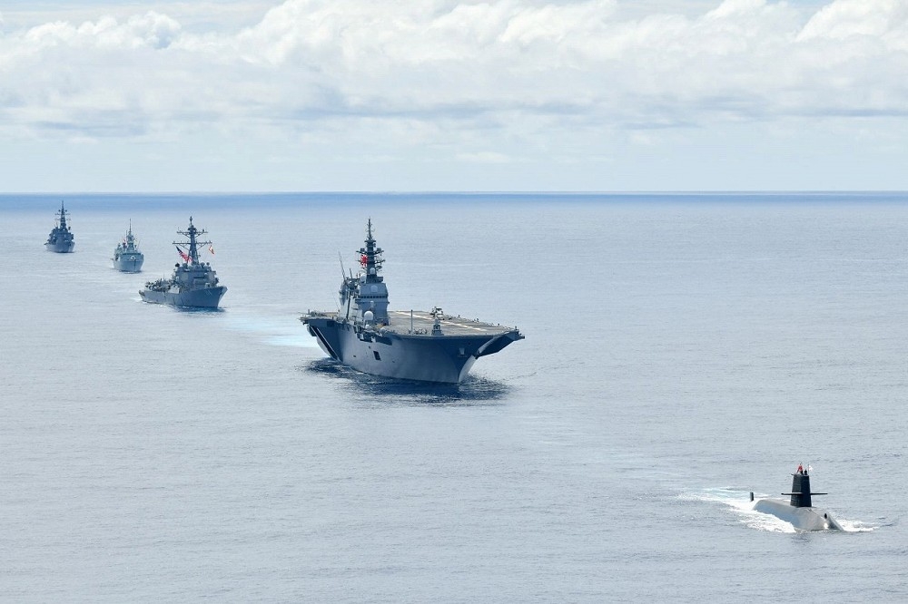 美日兩國艦隊司令接受專訪，表示因應「台灣有事」做好萬全準備的重要性。圖為美日加等國月初的海上聯演編隊。（取自JMSDF）