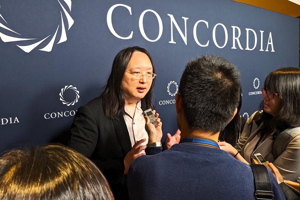 唐鳳19日在紐約參加非營利組織康科狄亞峰會（Concordia Summit），並接受媒體訪問。（台北經濟文化辦事處提供）