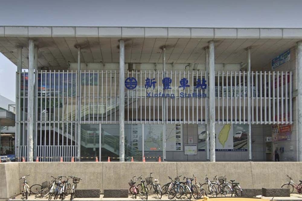 台鐵新豐火車站今上午6點16分傳出落軌意外，一名16歲少年當場失去生命跡象。（擷取自Google Maps）