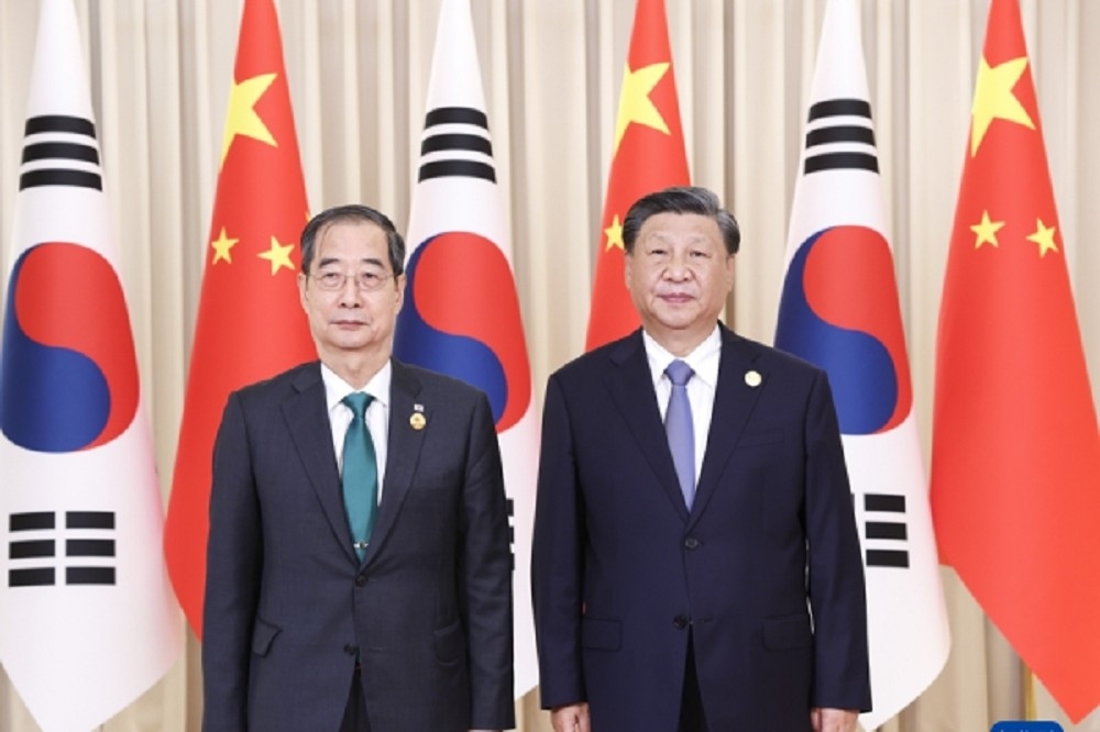 中國領導人習近平在杭州亞運期間，會晤來訪的南韓總理韓悳洙。（取自中國外交部）