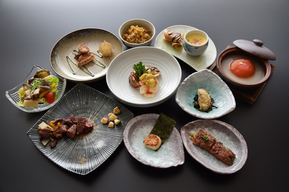 大倉久和大飯店「山里」日本料理鐵板燒的新任主廚林智群上任，即日起推出三套全新頂級套餐，每套 2,500 元起。（大倉久和大飯店提供）
