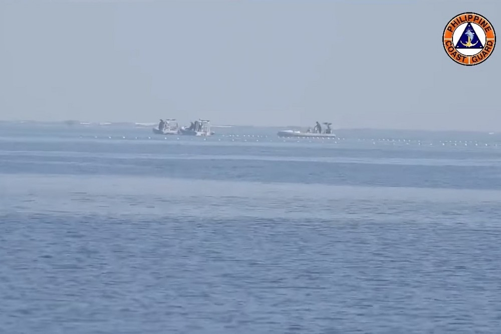 菲國海岸防衛隊拍攝的影片，顯示3艘中國海景的硬殼充氣艇正在設置「浮動屏障」。（取自PCG）