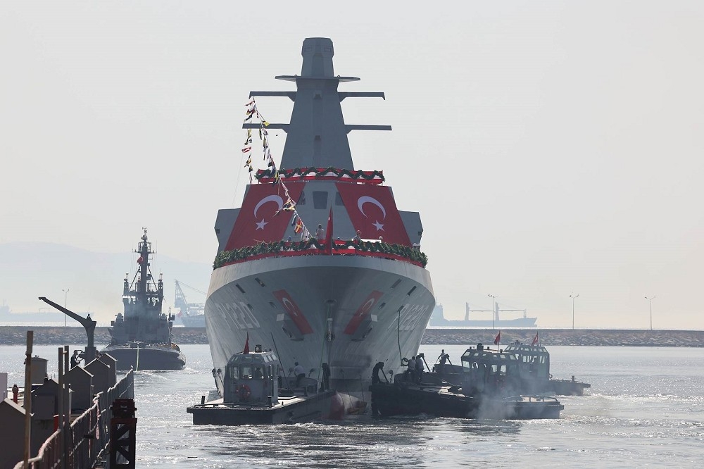 土耳其ASFAT造船公司23日同時舉行巴國海軍「巴布爾號」巡邏艦交艦，與土國海軍2艘近海巡邏艦下水典禮。圖為土國海軍的「阿克希薩爾號」下水。（取自土耳其國防部）