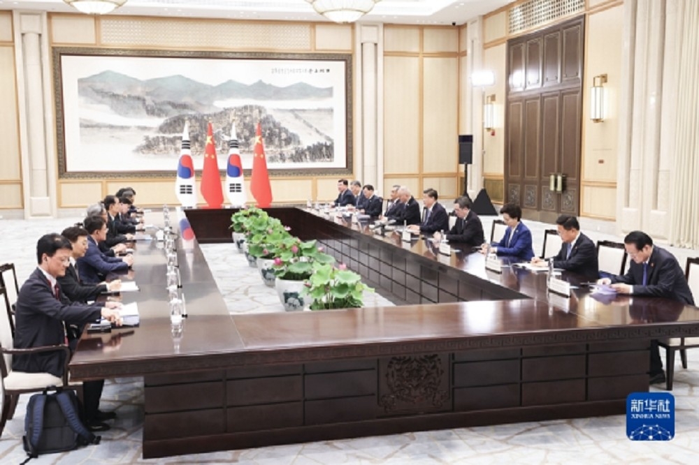 中國領導人習近平23日與南韓總理韓悳洙會面時，主動提及訪韓事宜，被視為希望改善中韓兩國關係的正面信號。（取自中國外交部）