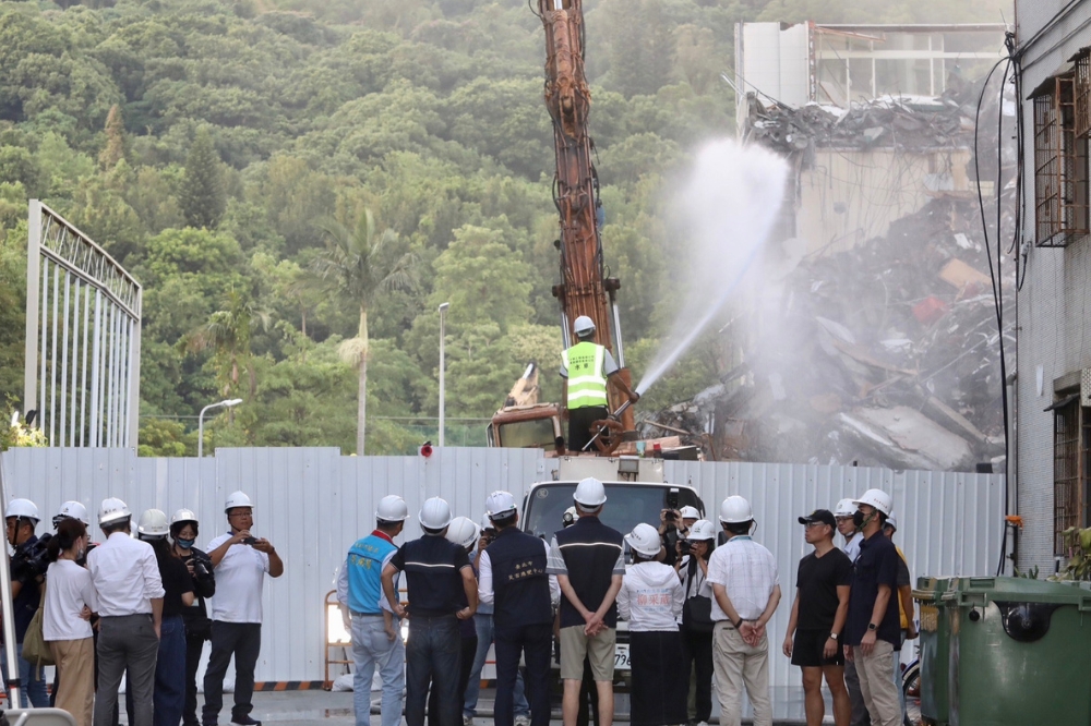 「基泰大直」因施工不當，造成附近2棟民宅倒塌，台北市政府今天（26日）強制拆除倒塌建物。（王侑聖攝）