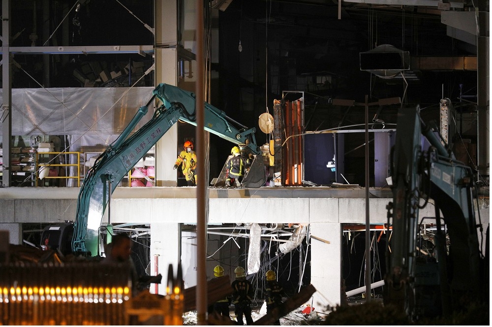 屏東縣消防局23日傍晚，在火災現場發現疑似人類骸骨。（讀者提供）