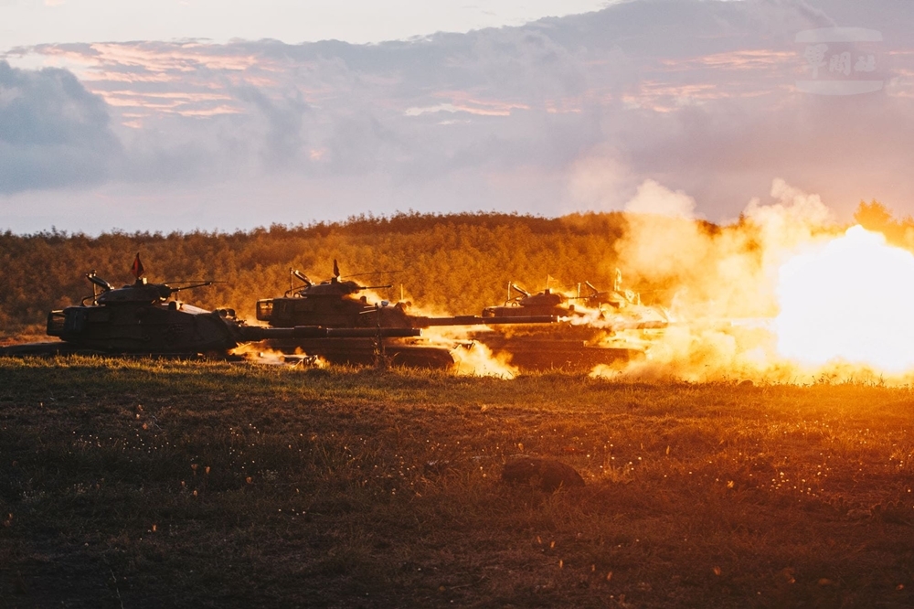 2022年8月24日，陸軍澎湖防衛指揮部執行「鎮疆操演」，以多輛M60A3戰車模擬對進犯之敵實施射擊。（軍聞社提供）