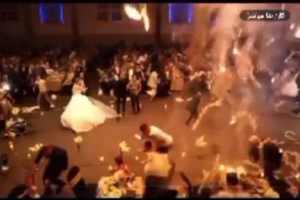 伊拉克26日晚間的婚宴現場惡火，至少造成百人死亡。（取自@BNONews）