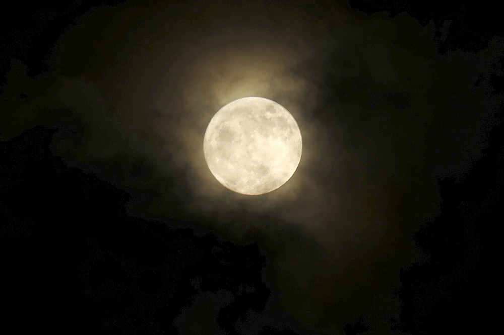 今年中秋滿月雖沒有達到超級滿月的程度，但已是自2015年以來最大的中秋滿月。（資料照片／王侑聖攝）