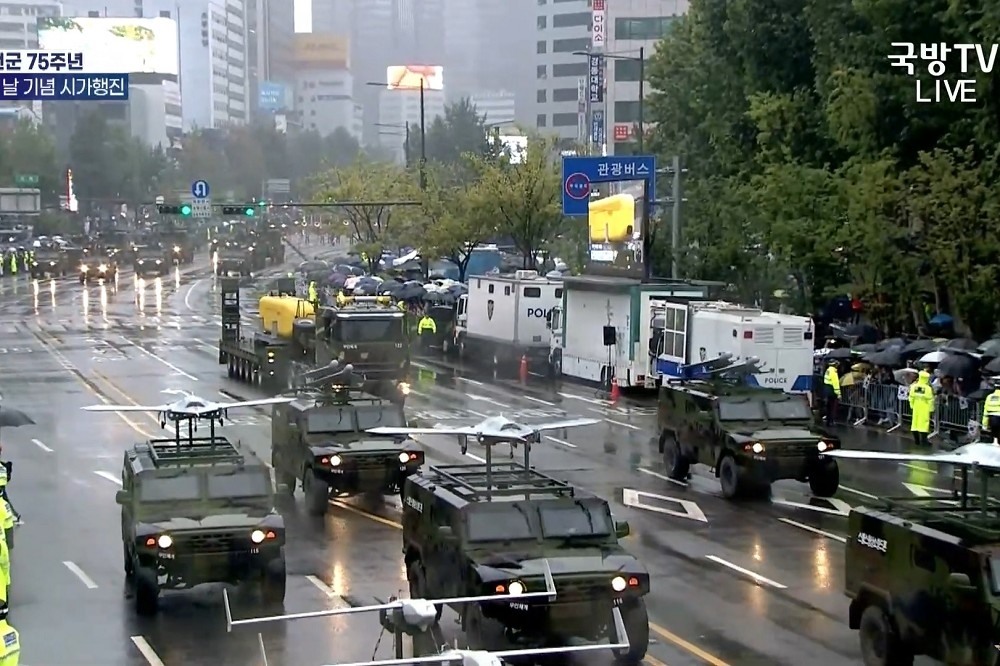 南韓軍方26日以輕型戰術車輛，搭載未曾公開的無人機進行展示。（取自南韓國防部影片）