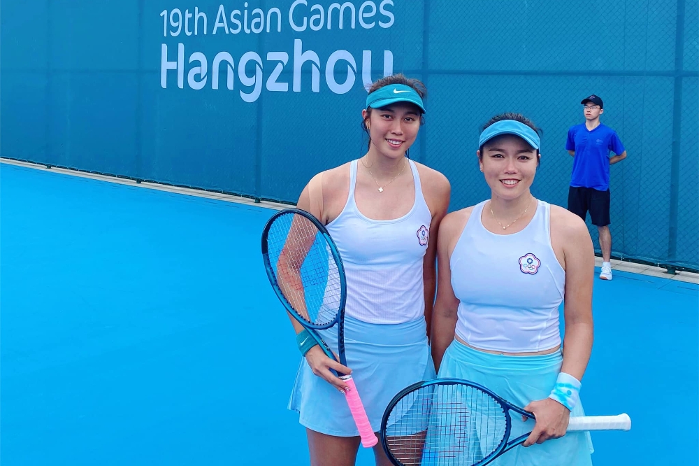 中華隊在杭州亞運網球中表現優異，兩組女雙詹詠然、詹皓晴以及梁恩碩、李亞軒也都順利晉級金牌戰。（取自詹詠然 Latisha Chan臉書）