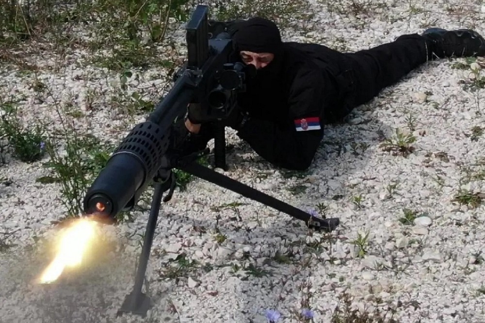 開火瞬間的SARAC99大口徑狙擊槍，匠心研發的槍口制退器有效降低火光與噪音干擾。（截自影片）