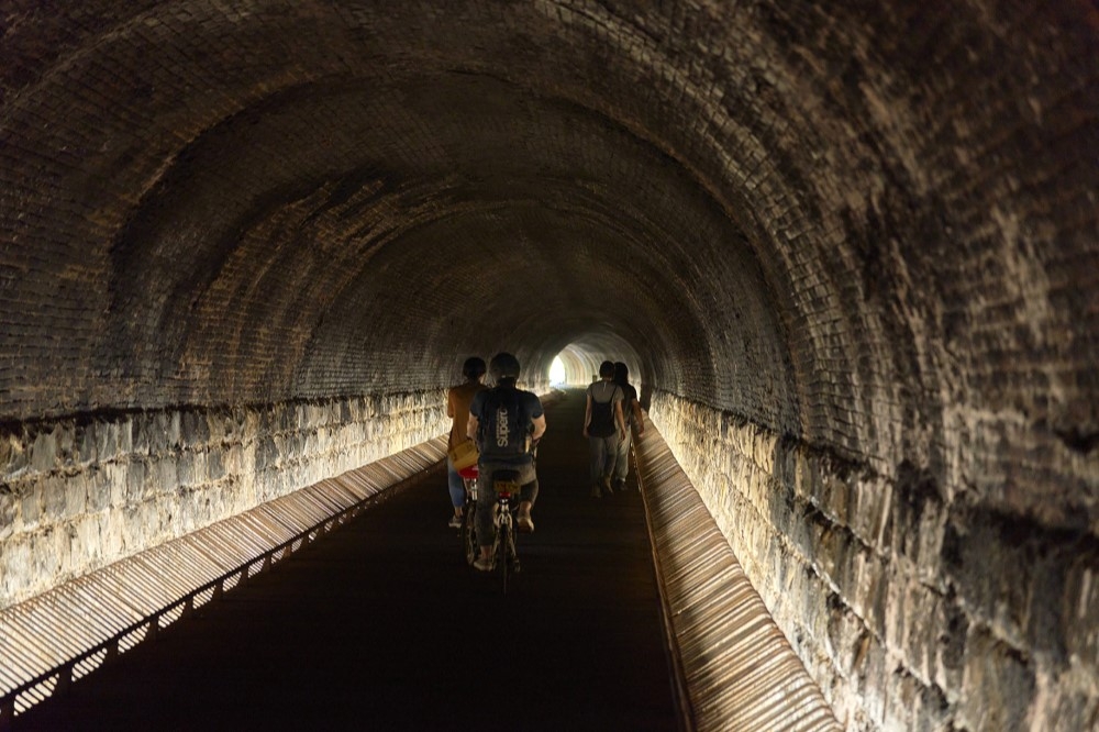 北台灣牡丹、三貂嶺之間的「THE DARK LINE 時空暗線」原為封閉近 40 年的舊隧道。（中強光電文化藝術基金會提供）