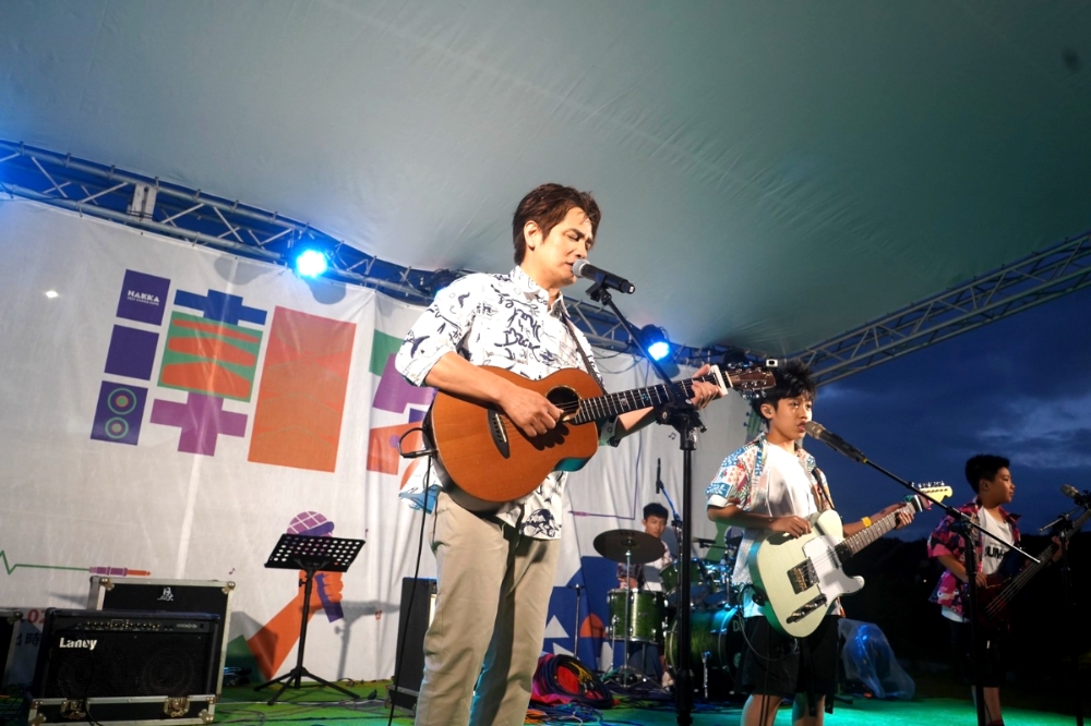 臺灣最小年紀搖滾樂團J HALL也和羅文裕合作演唱多首好聽的客家歌曲。(桃市青年局提供)