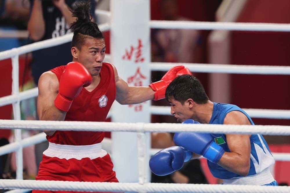 甘家葳（左）3日出戰杭州亞運男子拳擊71公斤量級4強賽，順利晉級。（中華奧會提供）