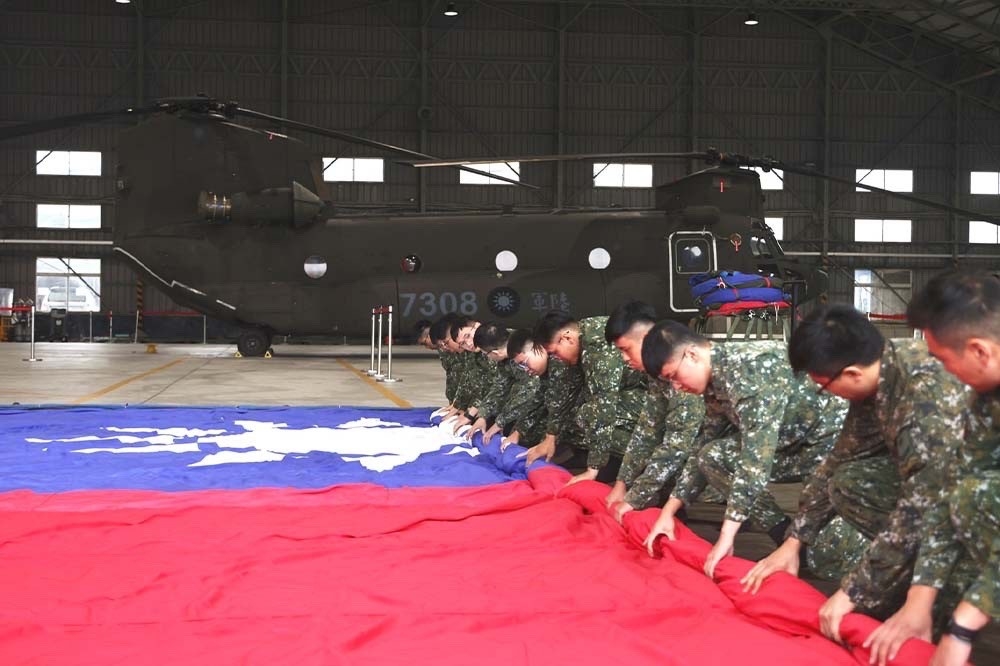 國慶大會當天將由CH-47SD直升機吊掛長18公尺、寬12公尺的巨幅國旗升空。（張哲偉攝）