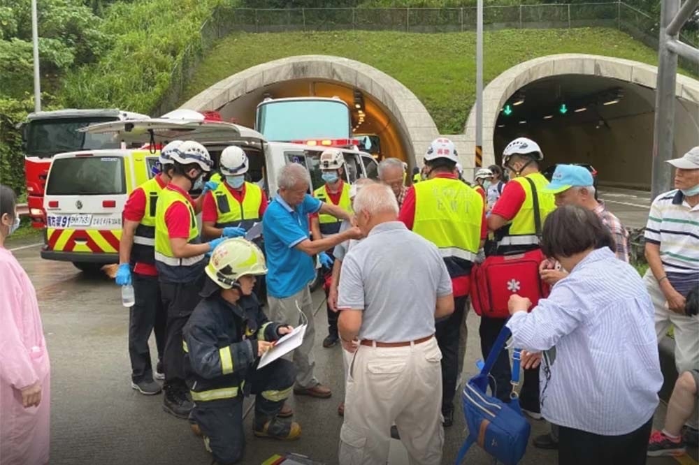 蘇花改蘇澳隧道前今天下午3點許傳出2遊覽車追撞事故，造成19人輕傷。（取自記者爆料網）