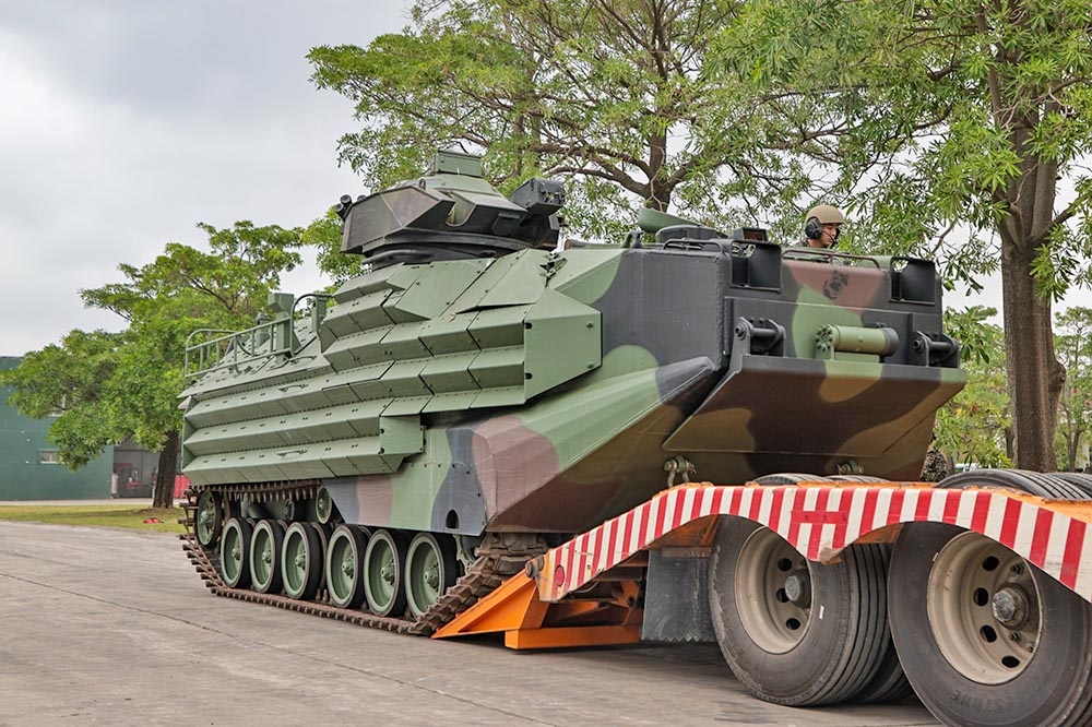 軍陸戰隊兩棲突擊車（AAV7）完成整備及進駐，隨時可投入救災任務。（國防部提供）