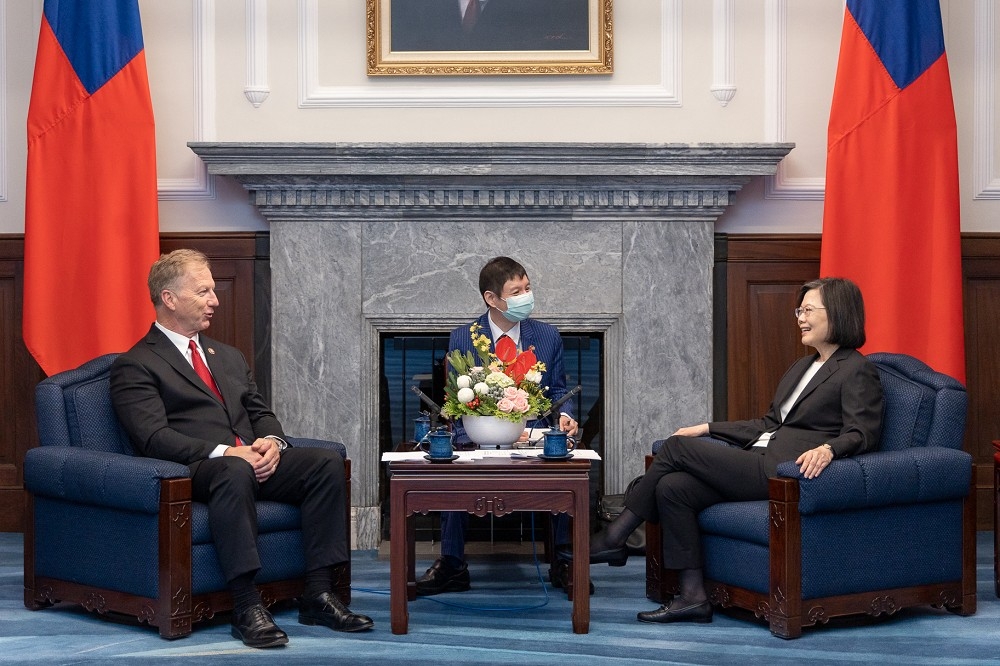 美眾議員赫恩（左）7月訪台會晤總統蔡英文（右）。美媒點名赫恩是潛在的眾院議長人選。（取自總統府Flicker）