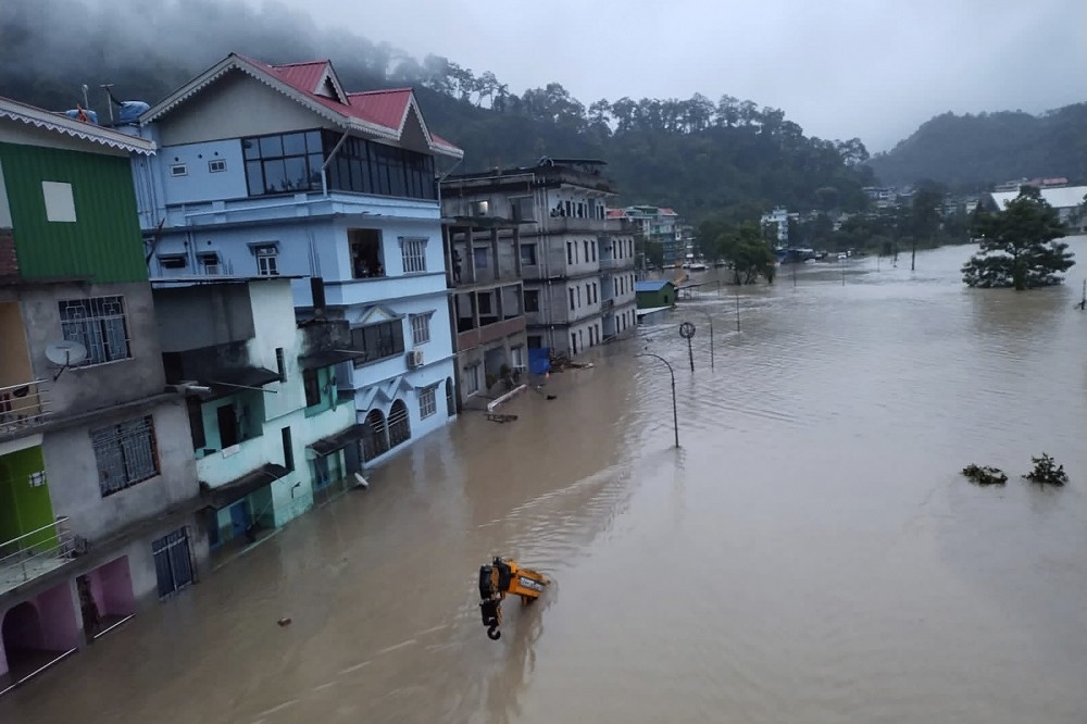 印度4日豪雨導致洛納克湖（Lhonak Lake）氾濫，引發災難性的洪水，造成東北部錫金省（Sikkim）至少10人死亡，另有包含23名軍人在內的82人失蹤。（美聯社）