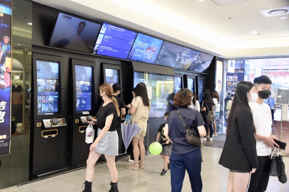 目前SOGO百貨新竹店、Big City遠東巨城購物中心和百老匯影城竹北店，都宣布暫停營業。（資料照／張哲偉攝）