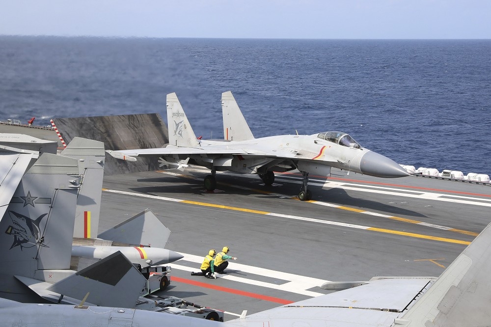 專家指出中國在台海的灰色地帶作戰，未來無論規模或頻率都將持續增加，圖為解放軍殲15戰機準備從「山東號」航艦起飛。（美聯社）