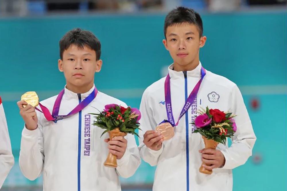 台灣年僅15歲的王宥鈞（左）摘下金牌，這是台灣的第14金；預賽以3.885秒打破世界紀錄的16歲黃品睿（右）獲得銅牌。（中華奧會提供）
