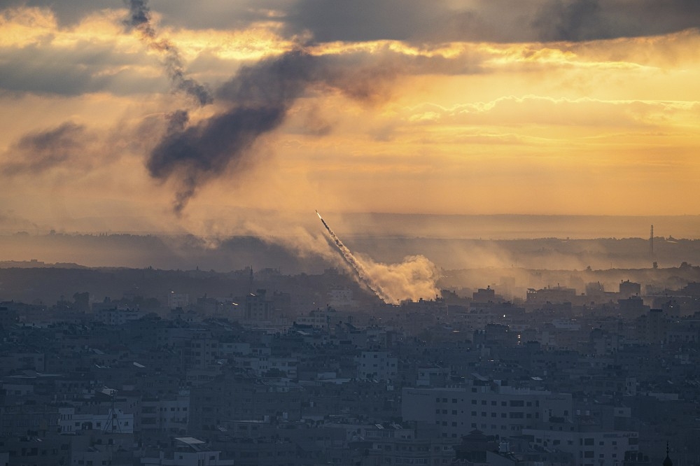 哈瑪斯組織7日向以色列發動大規模火箭攻擊，外交部將以色列旅遊警示燈號調整為第3級「黃色警示」，並發聲明譴責恐怖暴力攻擊。（美聯社）