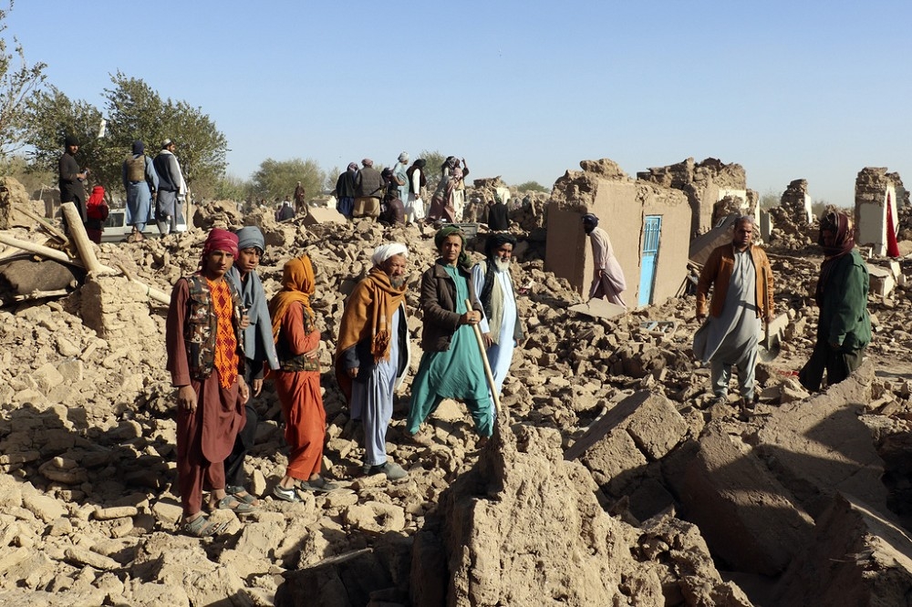 阿富汗赫拉特省發生規模6.3地震，然而當地用黏土磚建造的建物已難以承受而倒塌，造成慘重傷亡。（美聯社）