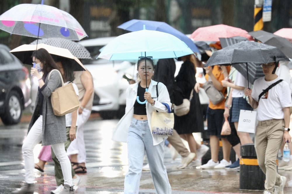 今天（10日）受到東北季風影響，台灣東部、東北部、桃園以北地區有短暫陣雨。（資料照片／王侑聖攝）