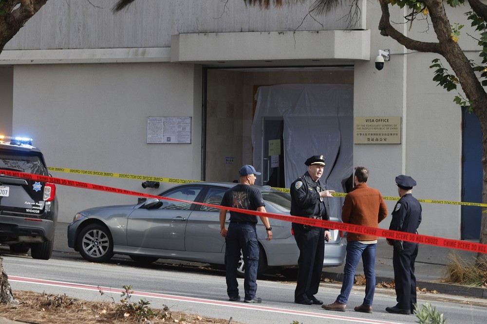 事发后中国驻旧金山总领事馆签证处大门被封锁，由当地警方展开取证进行调查。（美联社）(photo:UpMedia)