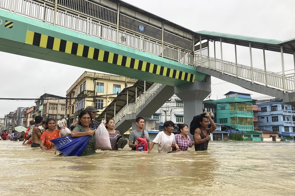 緬甸仰光北部的勃固遭遇罕見的致災暴雨，整座城市泡在水裡。圖為10日時的勃固（美聯社）
