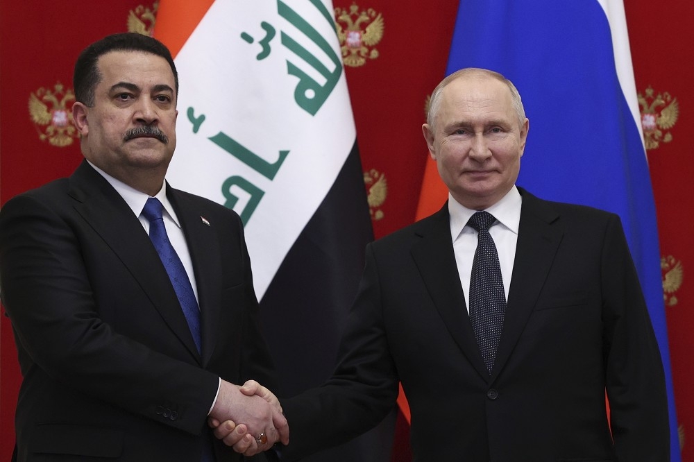 俄羅斯總統普丁（右）將以巴戰火歸咎於美國失敗的中東政策。圖為普丁10日會晤伊拉克總理蘇達尼。（美聯社）