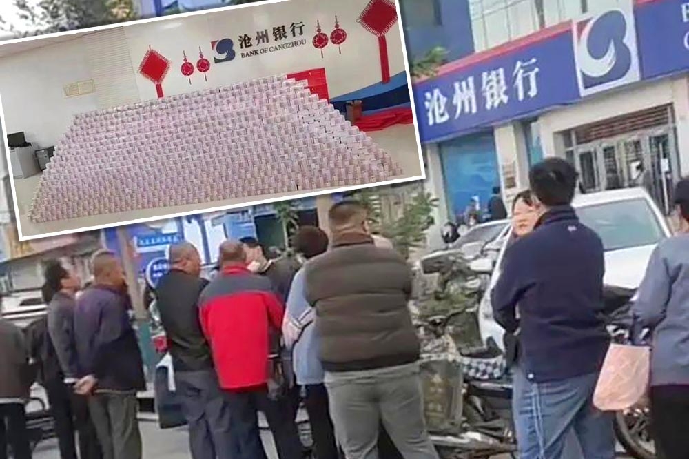 滄州銀行傳出遭擠兌，民眾在門外排隊等領錢，銀行特別在大廳放置現金牆。（合成圖片／取自微博）