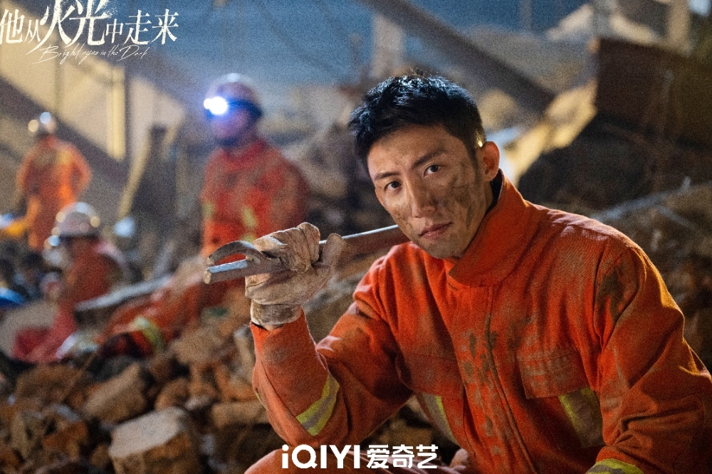 黃景瑜在《他從火光中走來》中成功扮演出生入死救人的消防員，讓他的螢幕硬漢形象更加深植人心。（取自微博）