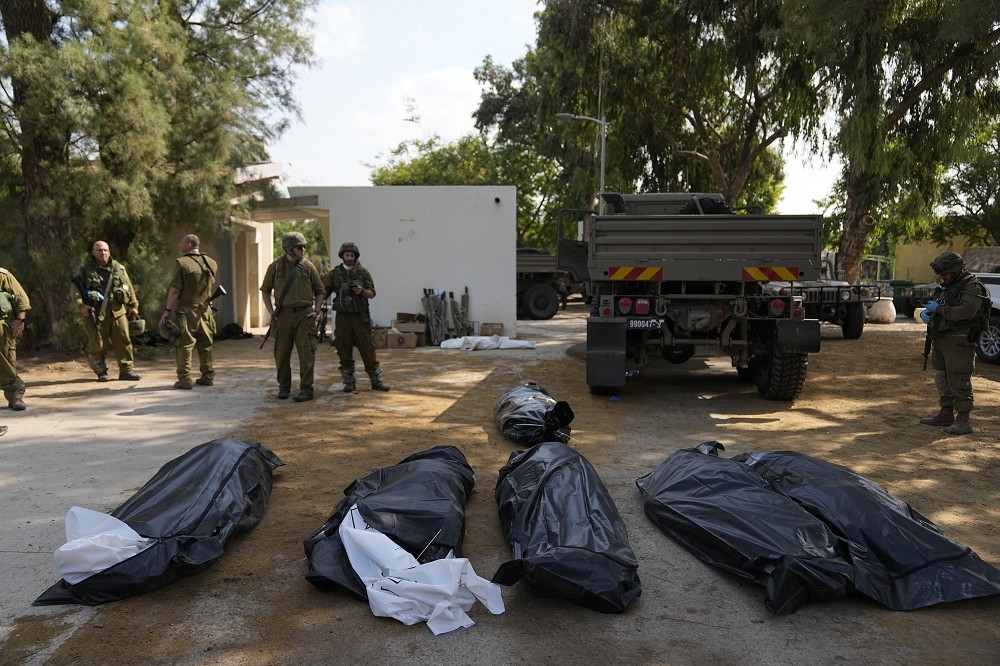 以色列的卡法哈札遭哈瑪斯攻擊，許多平民喪生。以色列總理辦公室12日向外界發布更露骨的死亡圖像。（美聯社）