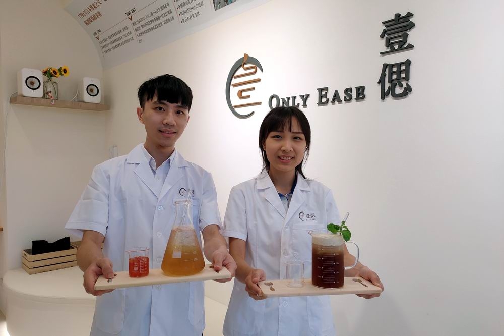 生技業二代紀博宏和姐姐開設健康又好喝的飲料店「壹偲」。（楊文琳攝）